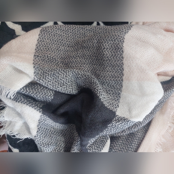 Lot of three scarves (red plaid by Chaps, tan cashmere pashmina, pink soft knit) - Picture 8 of 13